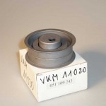 Spriegotājrullis dzinējsiksnai AUDI, SEAT, VW; SKF VKM11020 (O.E. 051109243)