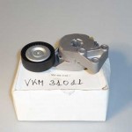 Spriegotājrullis ar mehānismu rievsiksnai AUDI, SEAT, SKODA, VW; SKF VKM31011 (O.E. 06A903315E)
